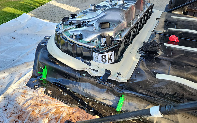 amf-abschleppdienst-elektromobilitaet-schadensfall-1 Lithium-Ionen-Batterie eines PKW auf der Ladefläche eines Transportfahrzeugs.