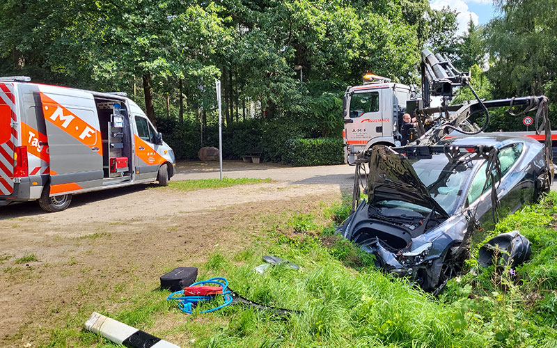 amf-abschleppdienst-elektromobilitaet-schadensfall-2 Verunfallter PKW wird mit einem Ladekran von AMF aus einem Straßengraben gehoben. Daneben steht ein Werkstattwagen der AMF.