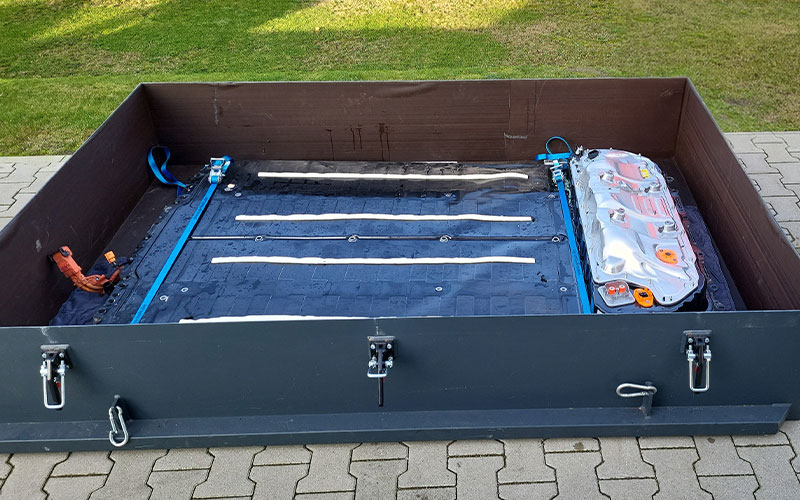 amf-abschleppdienst-elektromobilitaet-schadensfall-5 Lithium-Ionen-Batterie liegt in spezieller Transportbox für Akkus von Elektroautos.