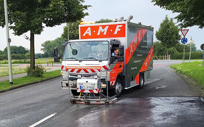 amf-abschleppdienst-verkehrsflaechenreinigung-2 Kehrmaschine von AMF säubert Landstraße nach einem Verkehrsunfall.